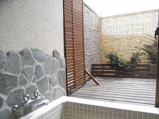 露天風外風呂〜浴槽から外を