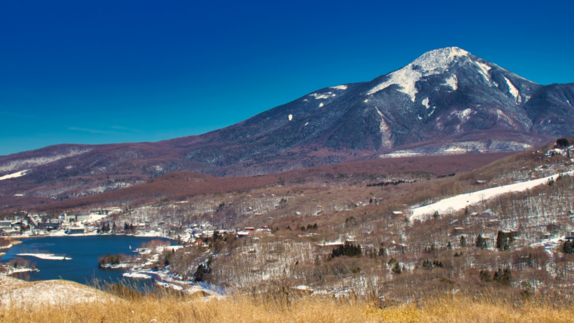 蓼科山と白樺湖（冬）