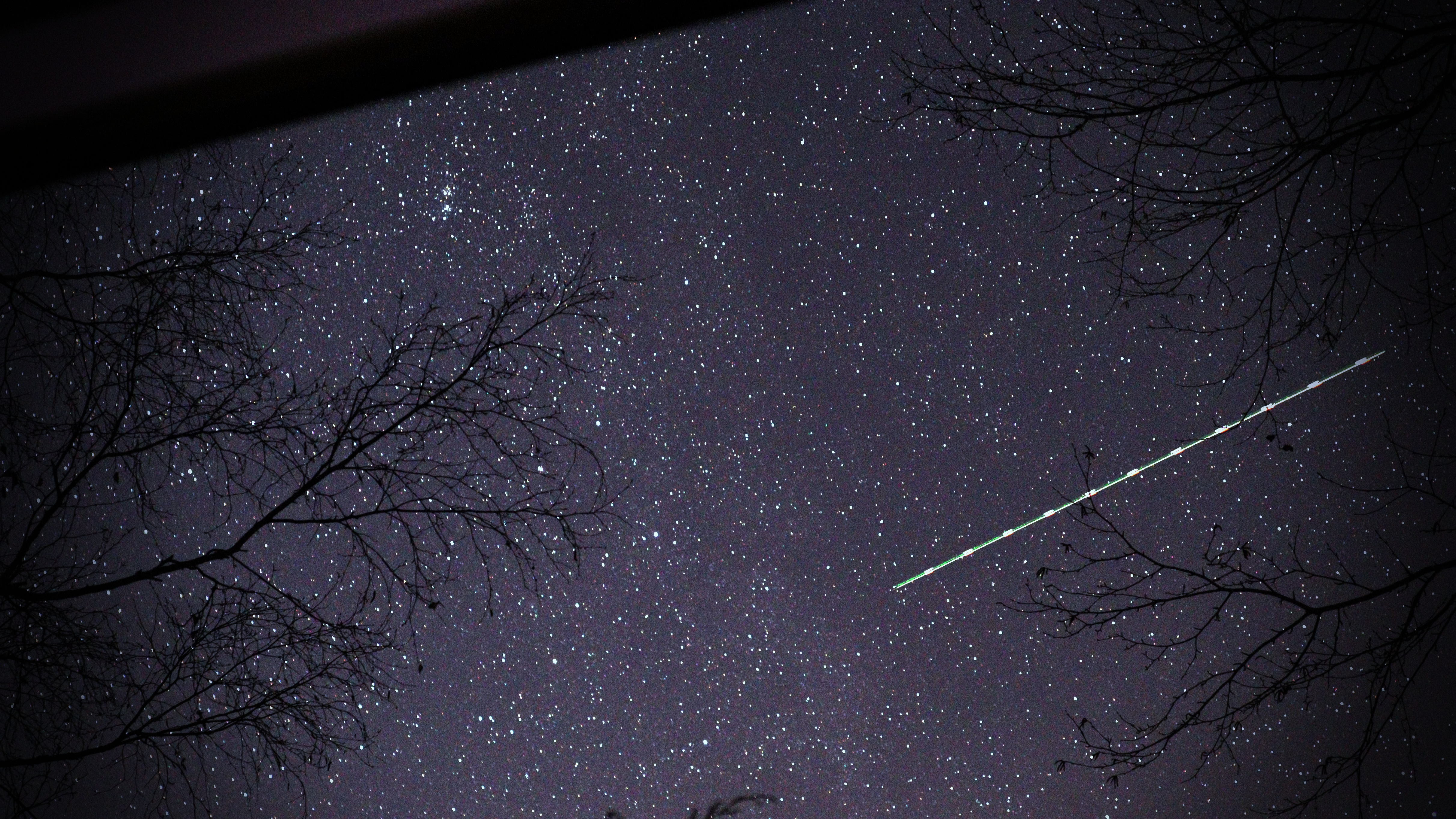 レストランから見えた夜間飛行機★