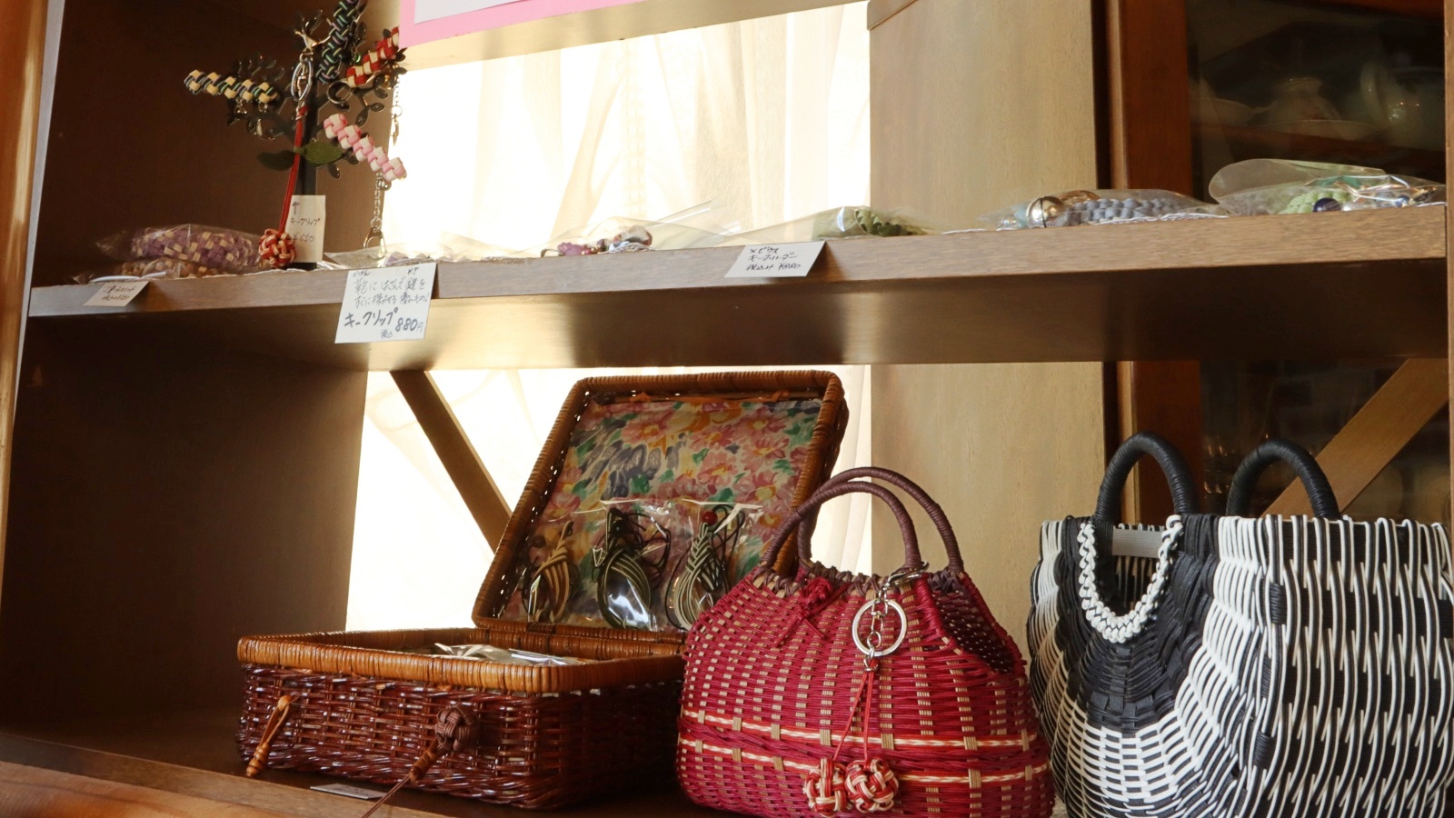 ハンドメイド小物の販売も♪