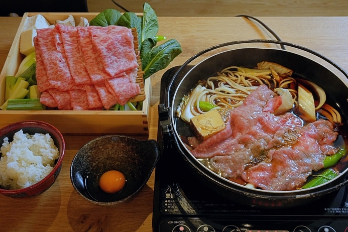 1泊2食〇夕食はA5特選黒毛和牛すき焼きor牛しゃぶ〇選べる3種鍋と九種の小鉢orホットサンド朝食★