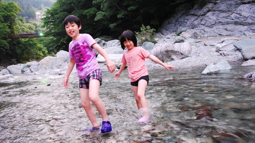 祖谷川で水遊び