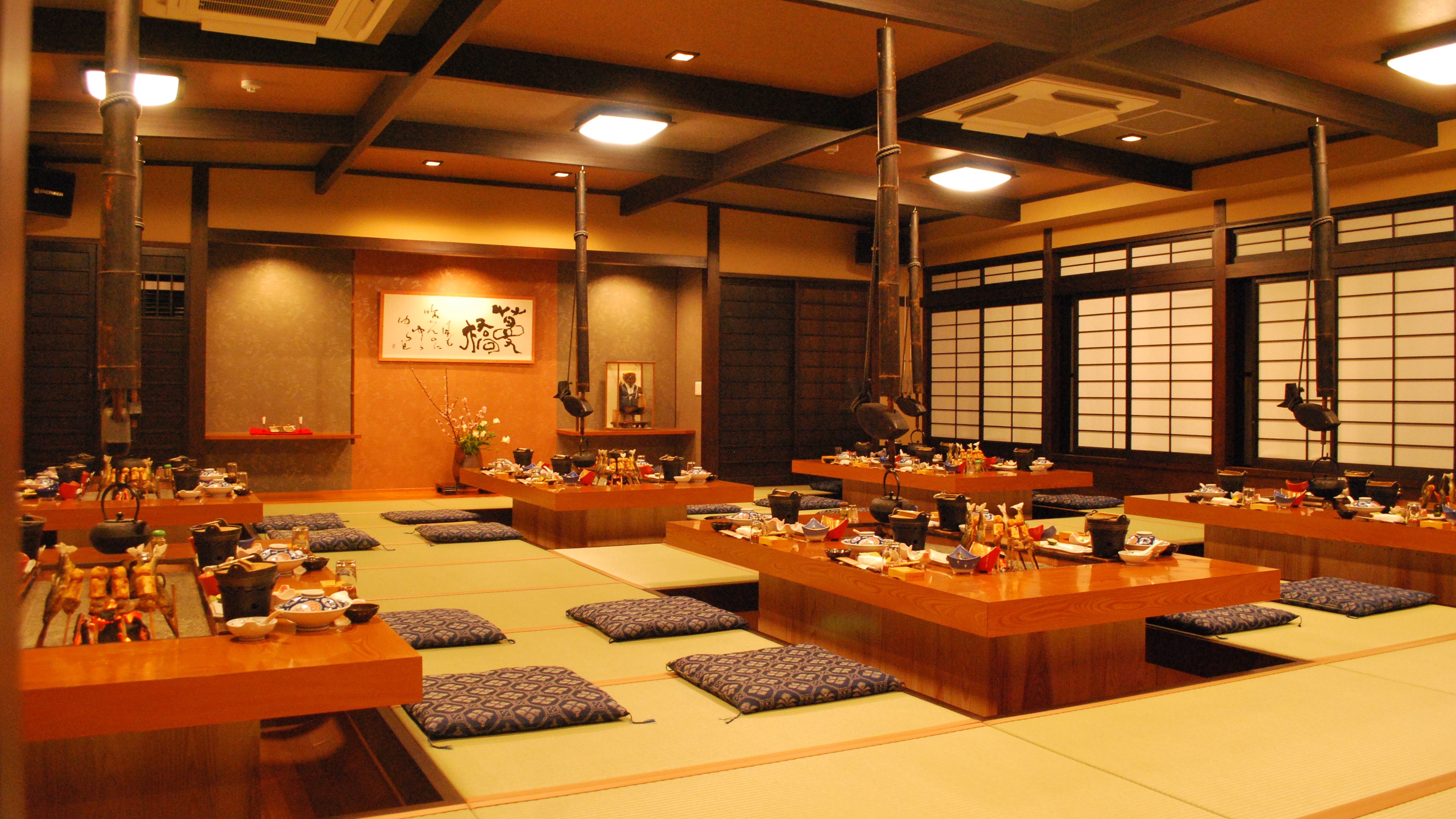 囲炉裏のあるお食事会場