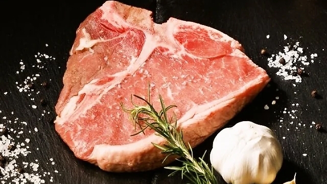 【１日２０組限定】高級ヒレ肉とサーロインが一度に味わえる　Tボーンステーキ付ひるぜん高原ビュッフェン