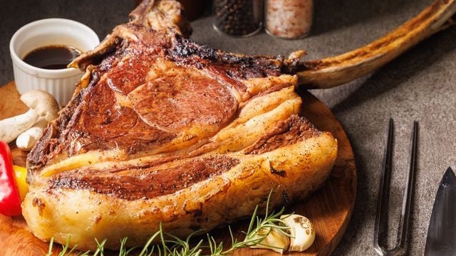 【１日８組限定】希少蒜山ジャージー牛トマホークステーキ（約１．８kg）付ひるぜん高原ビュッフェプラン