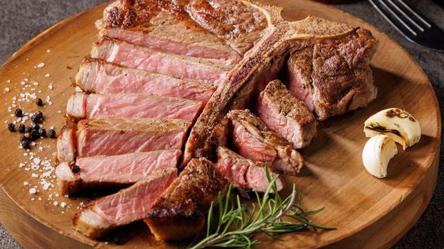 【１日２０組限定】高級ヒレ肉とサーロインが一度に味わえる　Tボーンステーキ付ひるぜん高原ビュッフェン