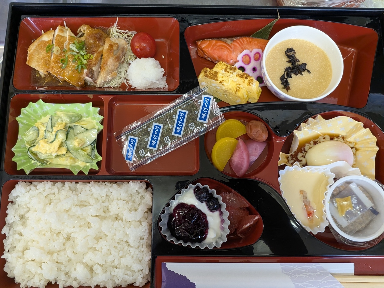 【出張もひとり旅も大歓迎・朝食付】日本海一望の温泉と黄金色の湯船で癒やす、お部屋で朝の松花堂弁当
