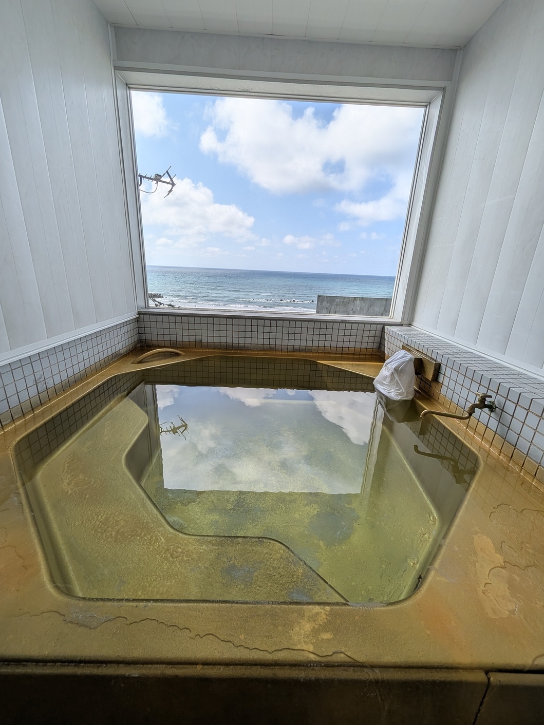 【出張もひとり旅も大歓迎・朝食付】日本海一望の温泉と黄金色の湯船で癒やす、お部屋で朝の松花堂弁当