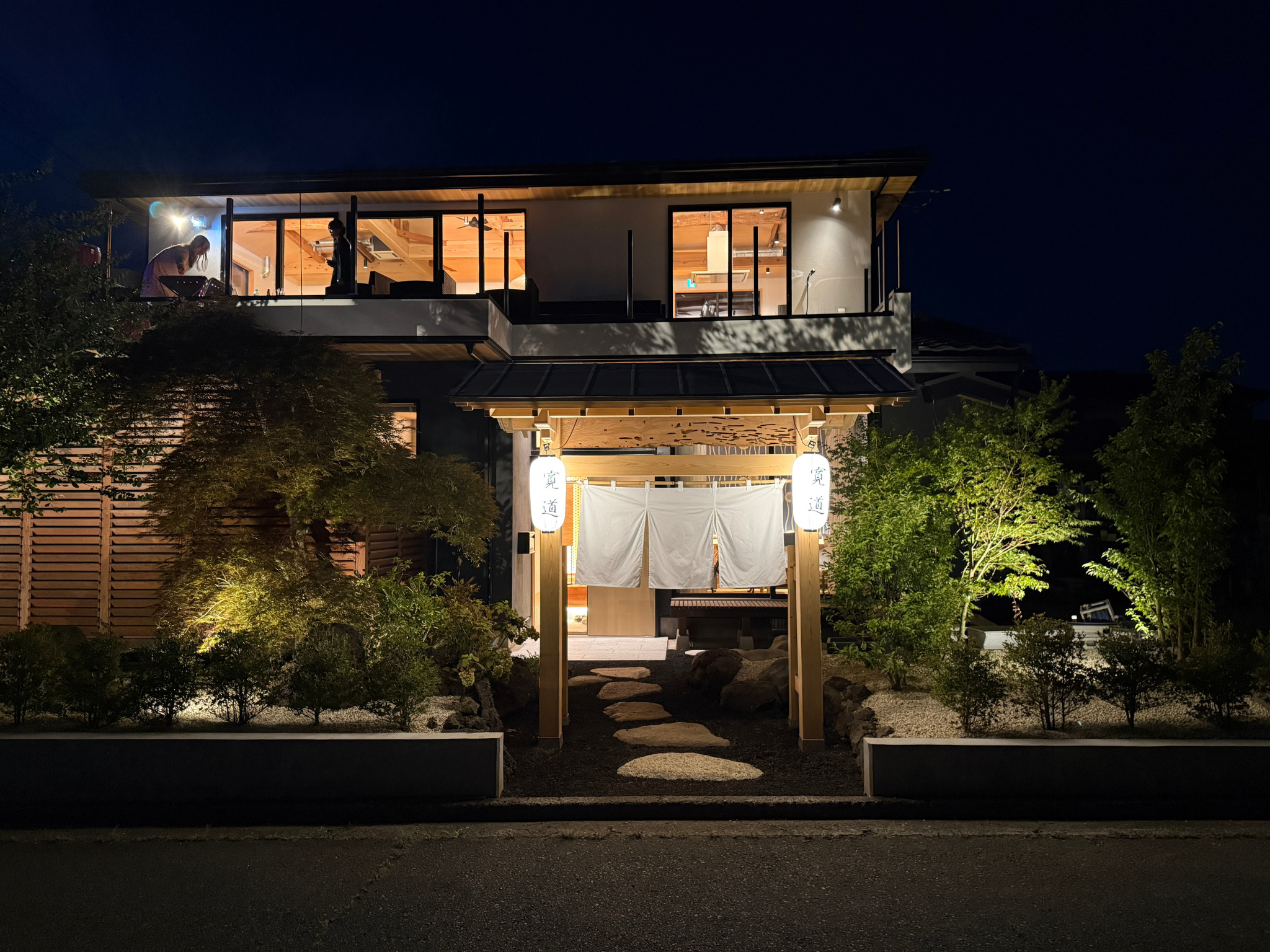 夜のKandoStay FUJI河口湖テラス。やわらかな灯りに包まれる、静かで心地よい夜のひとときを。