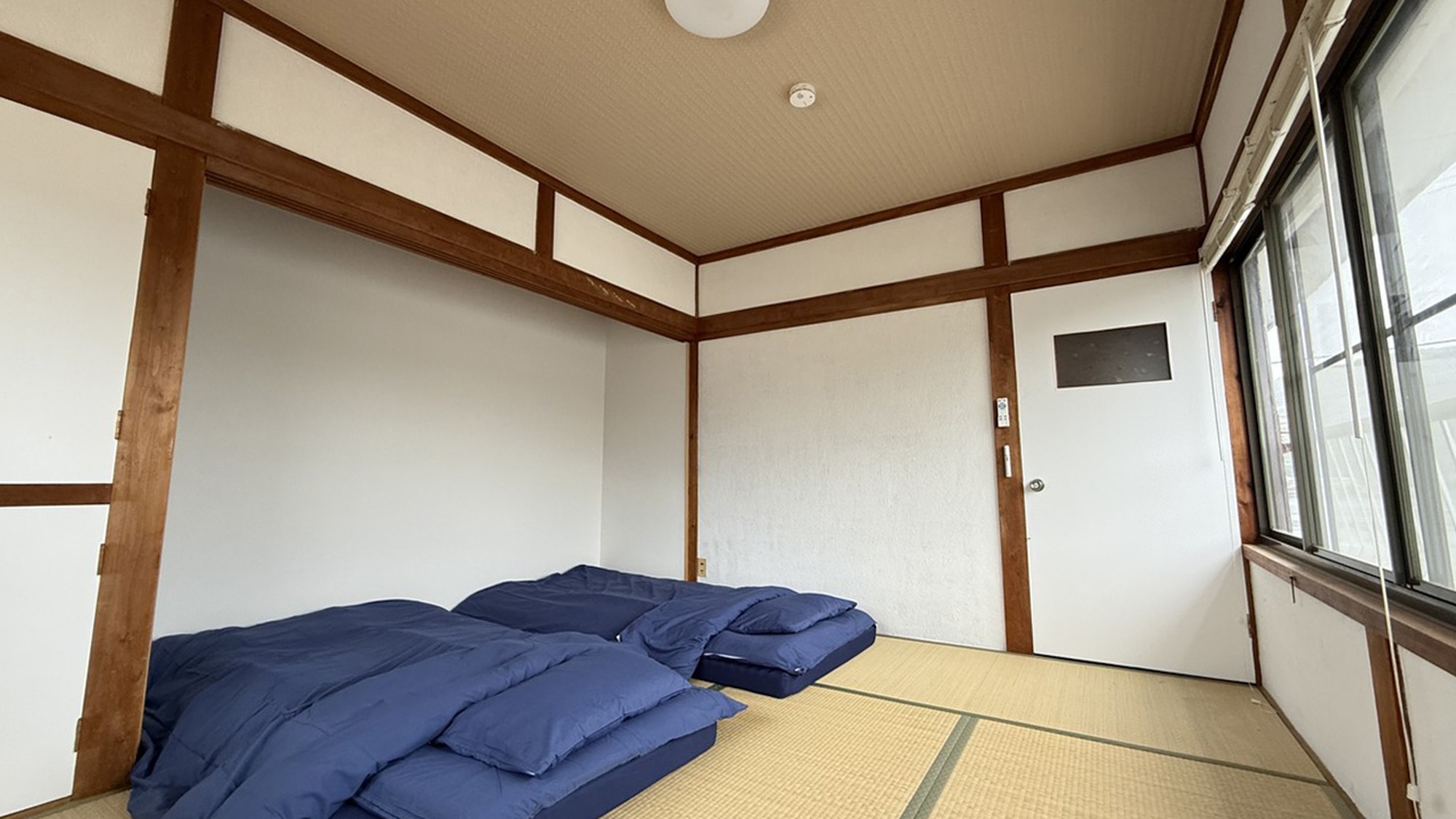 ・【1～2名用個室】二方向から自然光が差し込む明るい和室