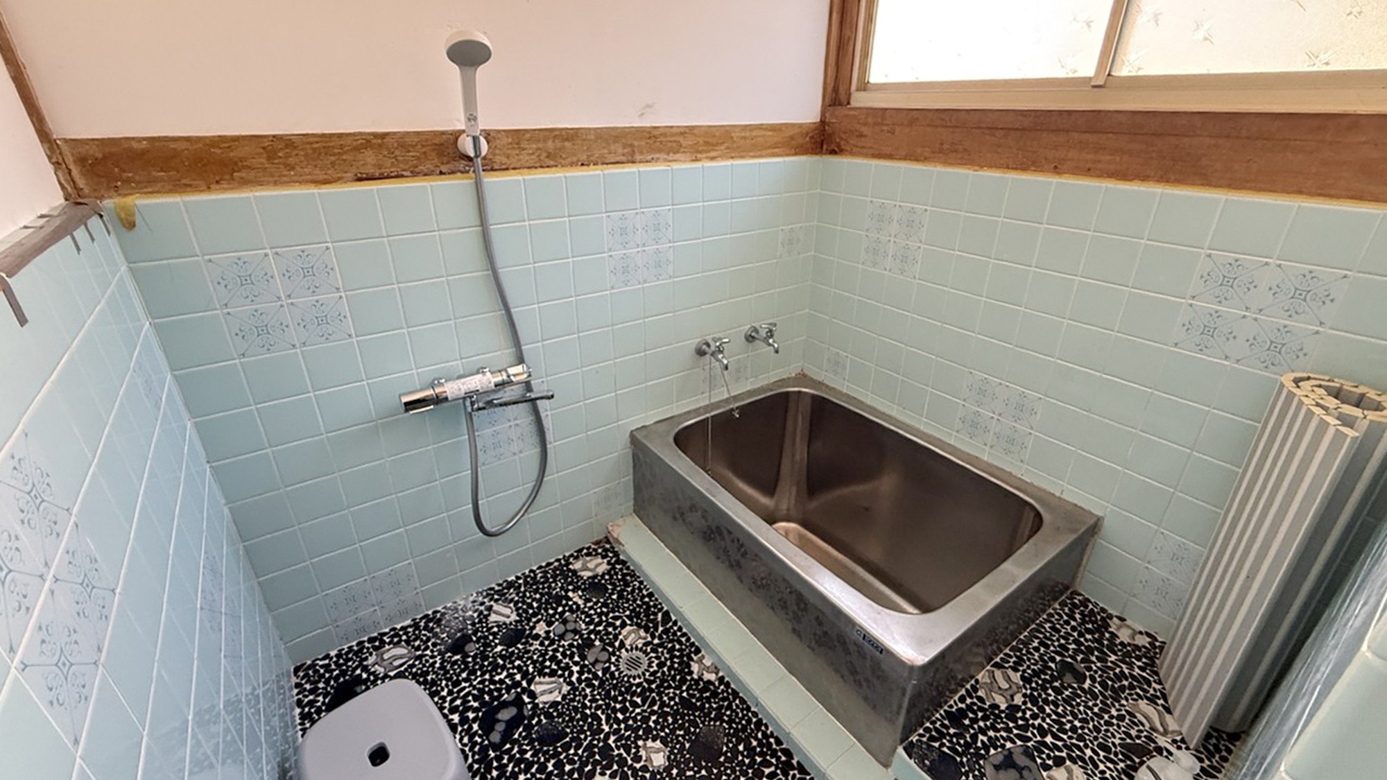 ・【共用浴室】シャワーのみのご利用となります（貸切時には湯舟も使用可）