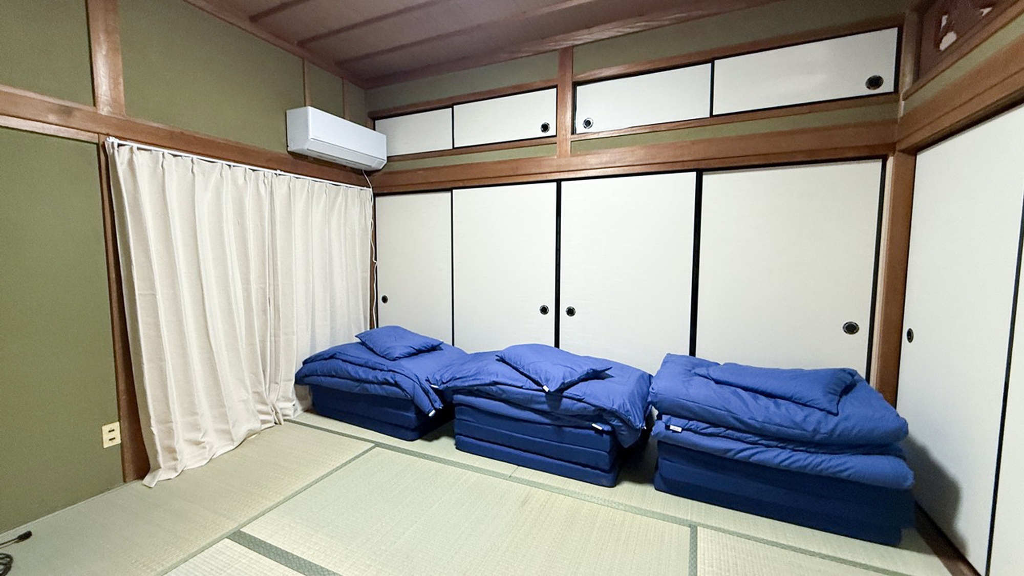 ・【1～3名用個室】布団を3組ご用意。夜はゆっくりお休みください