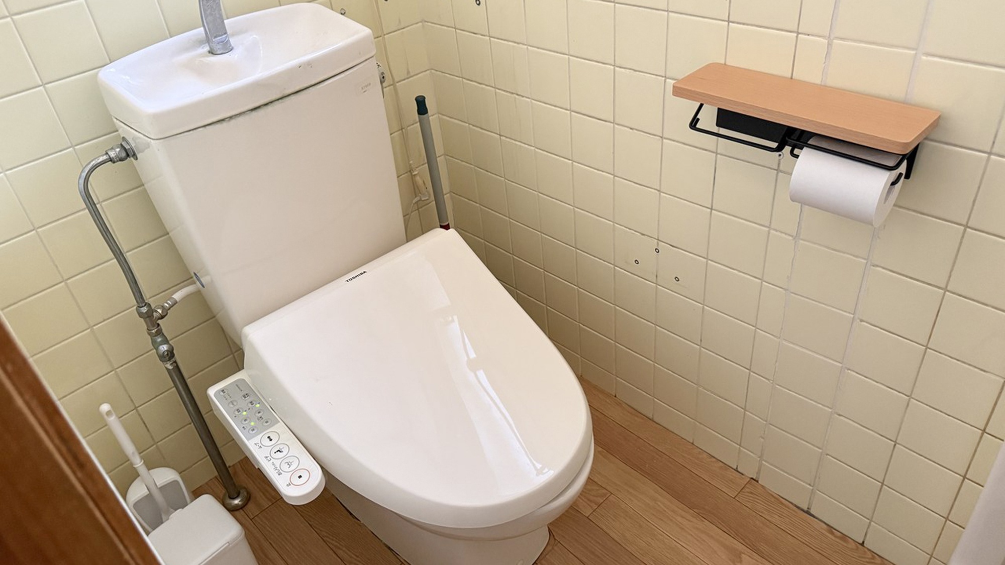 ・【共用トイレ】温水洗浄機能付便座を設置。快適にご使用いただけます