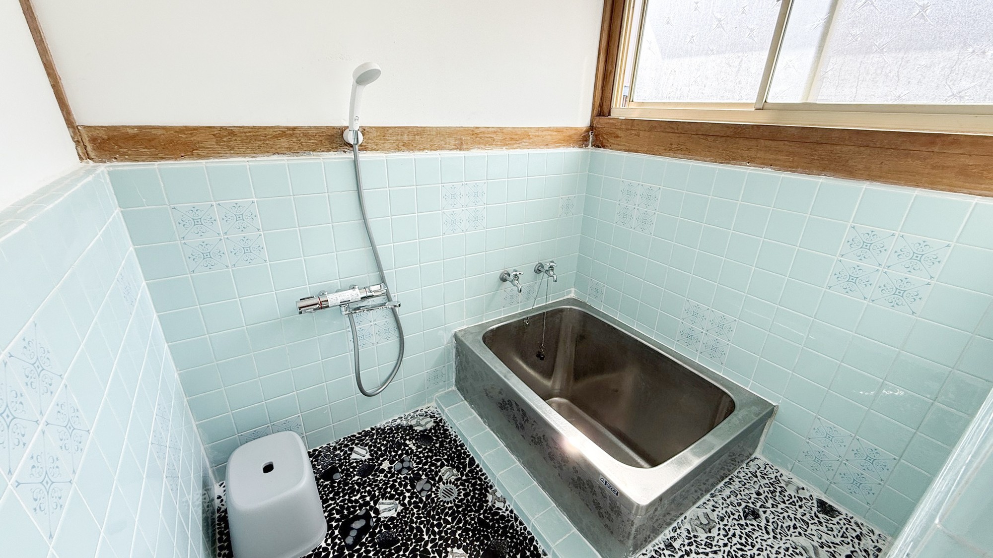 ・【共用浴室】シャワーのみのご利用となります（貸切時には湯舟も使用可）