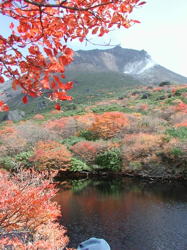 那須岳　秋　ひょうたん池からの那須岳