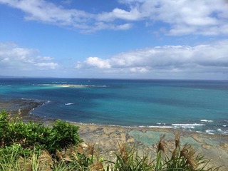 島の東側　水平線にうっすら見える久高島