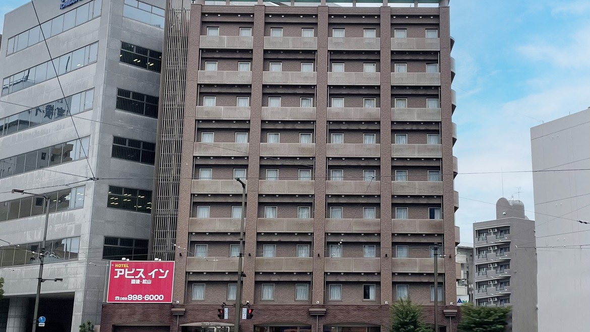 ■【外観】当ホテルは勝山町交差点の一角にございます