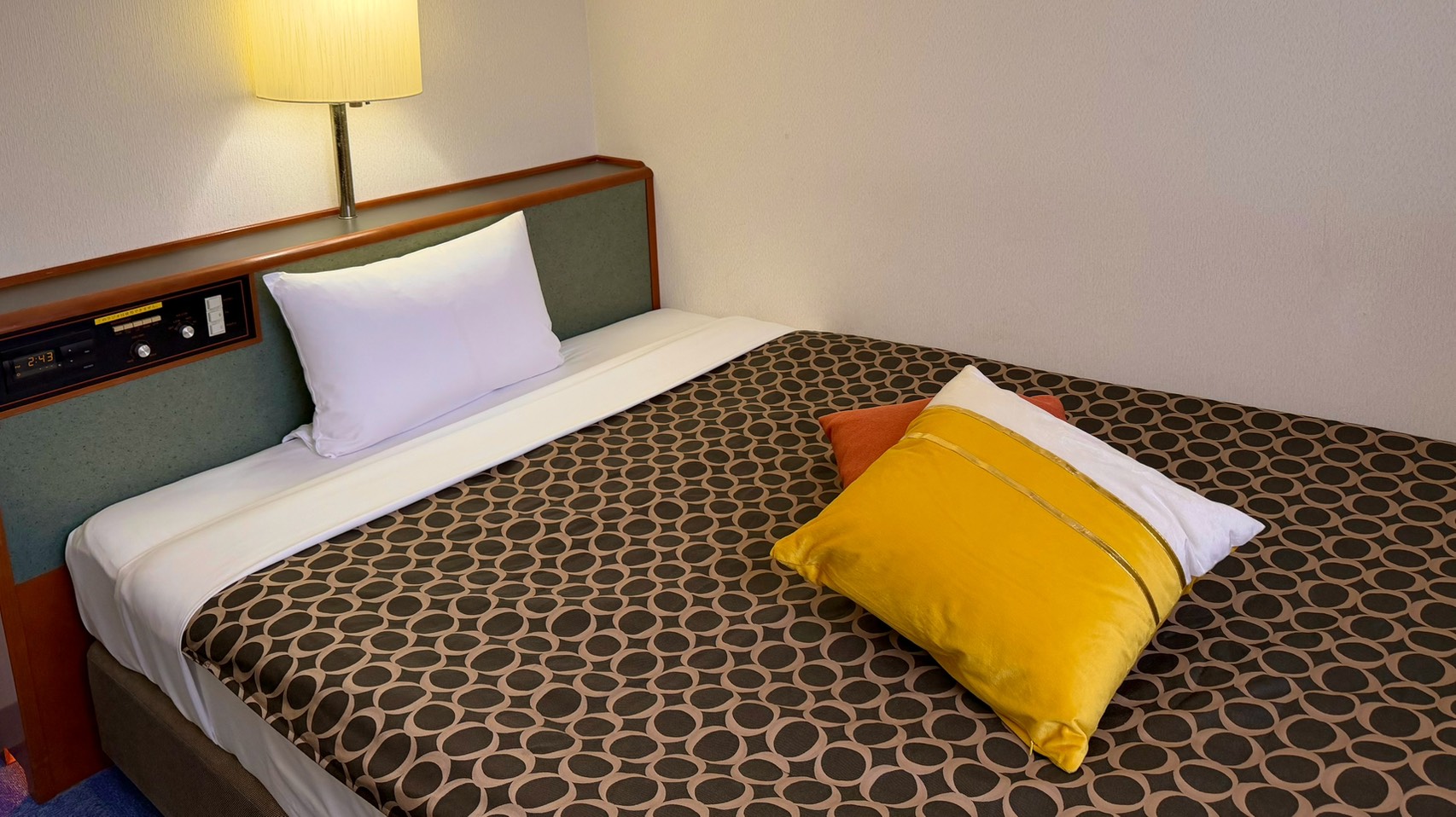 ゆったりサイズのベッドで、お寛ぎくださいませ。。