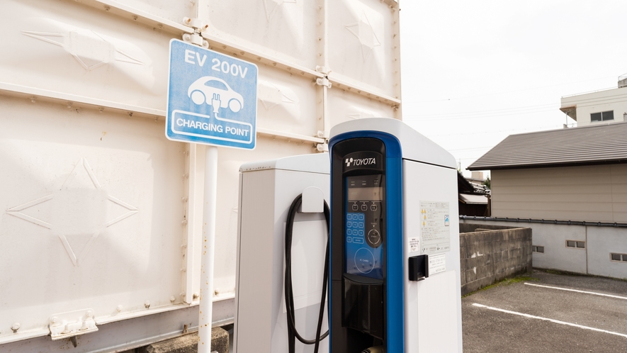 【電気自動車充電器】ホテル駐車場内に電気自動車の充電スタンドを設置(2台)しております。
