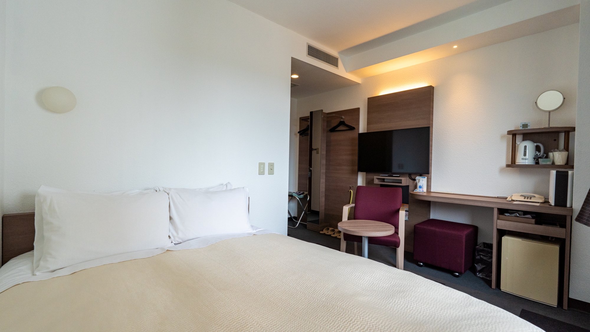 ダブルルーム(Concept Style)　新デザインのシンプルで機能的な家具備品のある客室です。