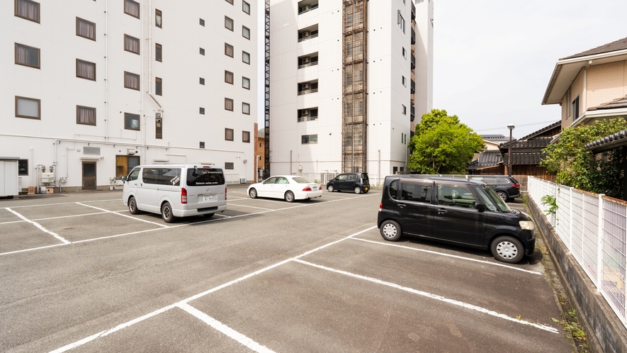 【無料駐車場】お車を安心して停めてていただける、約70台収容の無料駐車場がホテル裏表にございます。