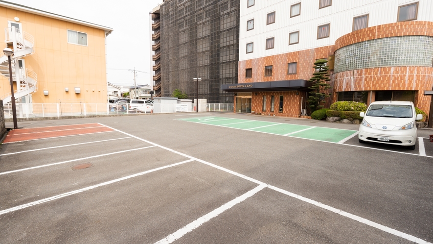 【無料駐車場】お車を安心して停めてていただける、約70台収容の無料駐車場がホテル裏表にございます。