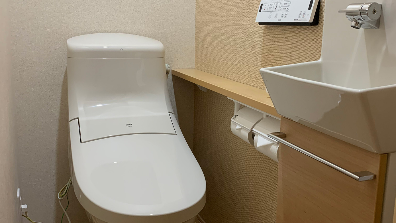 *【和室12畳＋6畳】客室内のトイレはウォシュレット機能付きです。