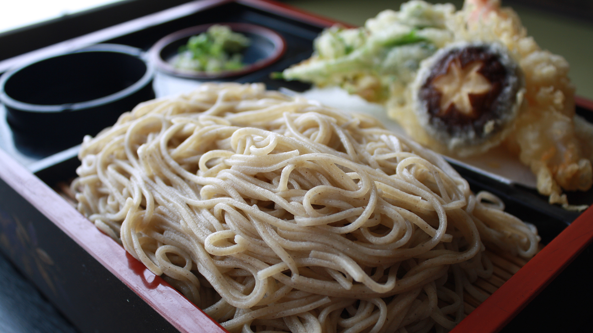 *【お料理一例】のど越しがいい手打ちそばと天ぷらの組み合わせは食欲をそそる一品