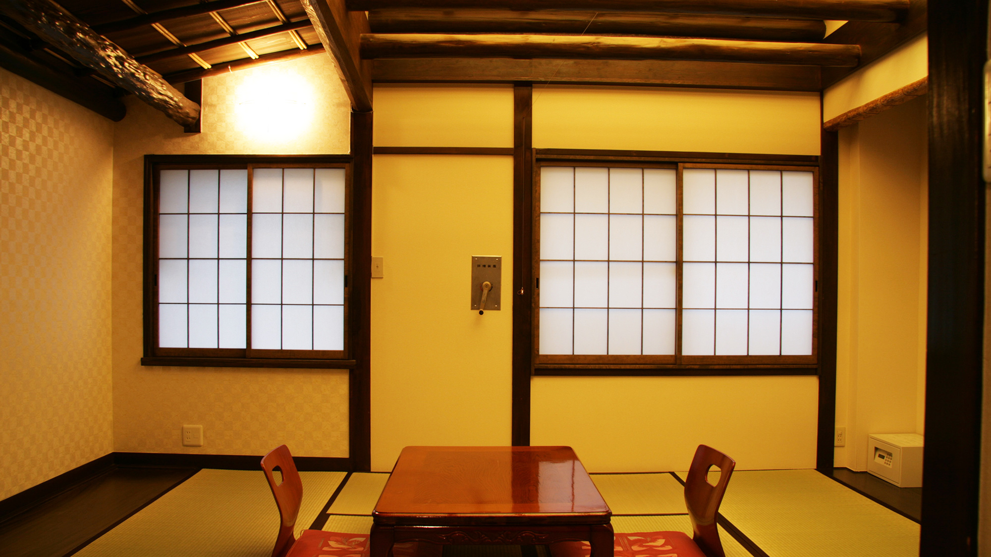 *【和室8畳】天井や梁など昔ながらの雰囲気が残る和室