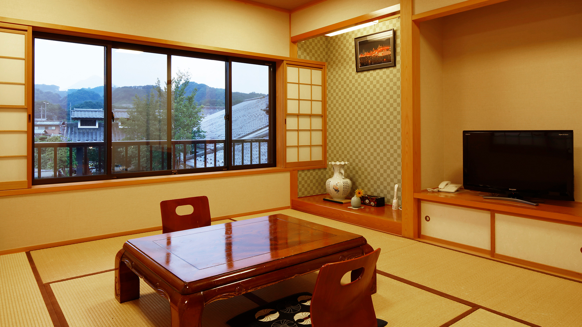 *【和室10畳】里山の風景が広がるゆったりとした和室。