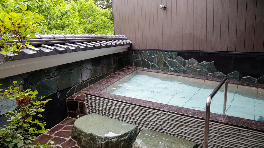 *【岩肌露天風呂】緑に囲まれた開放感あふれる岩露天風呂。