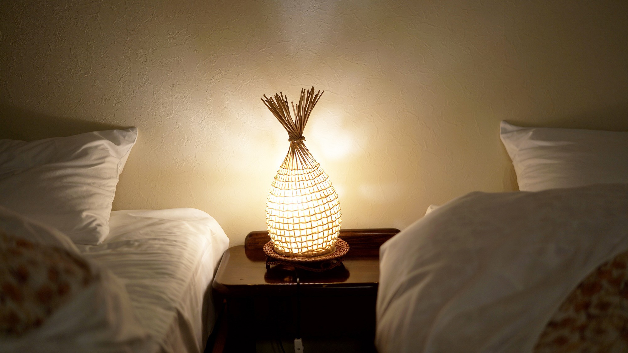 【ログハウス2階・ファミリールーム】お部屋一例　伝統工芸のランプがお部屋を暖かく彩ります。