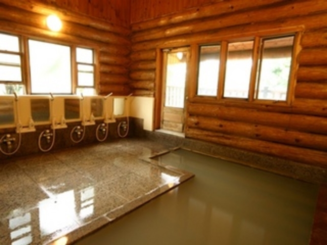 【ログハウス大浴場】温泉街の外湯ではちょっと熱すぎることもありますが、当館は適温です