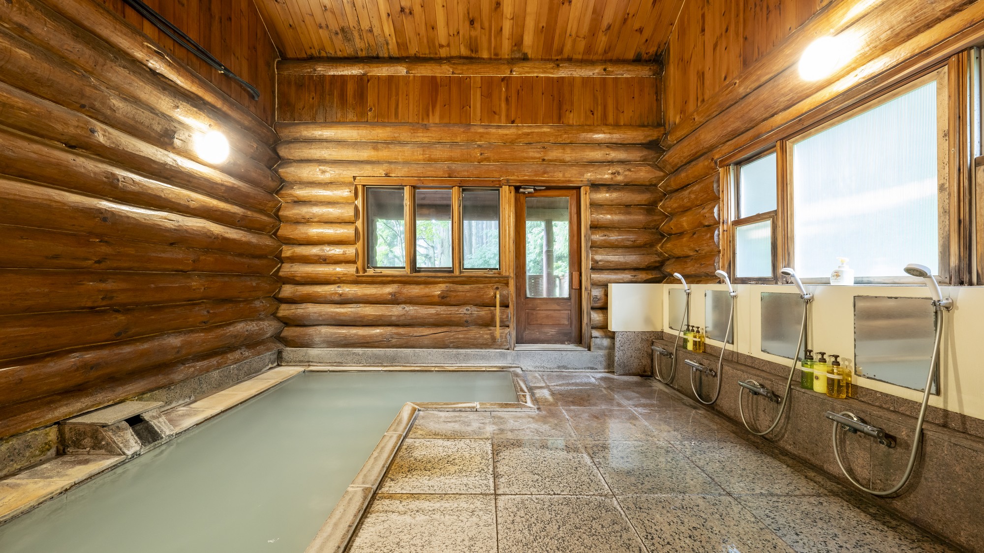 丸太のぬくもりに包まれたログハウスの温泉で心ゆくまでおくつろぎください。
