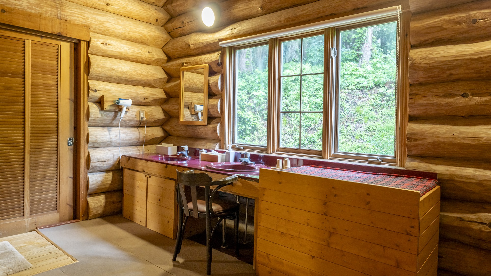 【ログハウス大浴場】木のぬくもりを感じる、お風呂