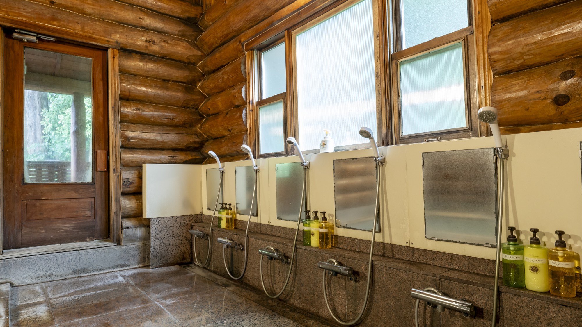 【ログハウス大浴場】天下の名湯溢れ出るログハウス大浴場