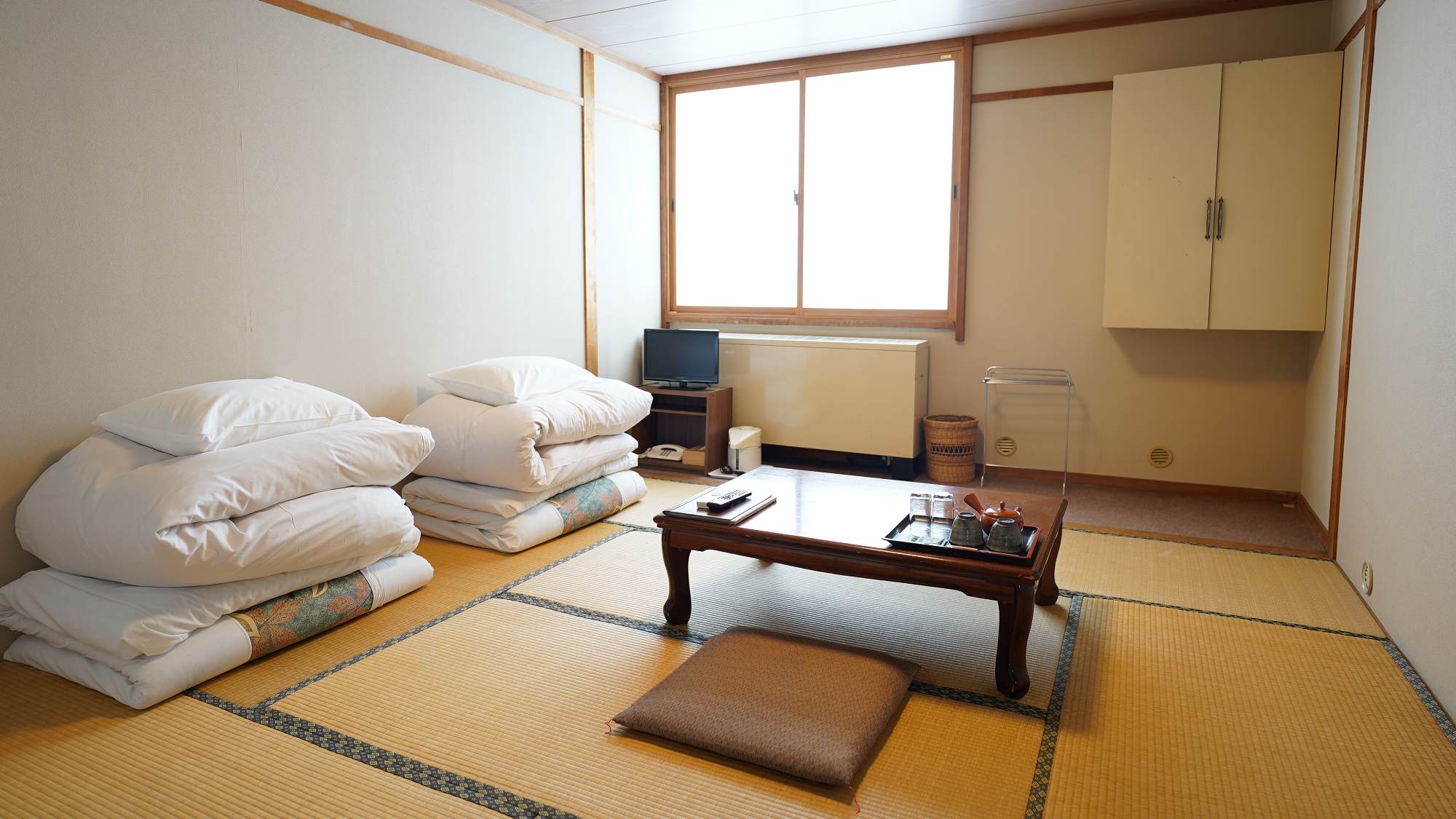 【4階和室／バス・トイレ共同】エレベーターがないため、お部屋までは階段が多くなります。