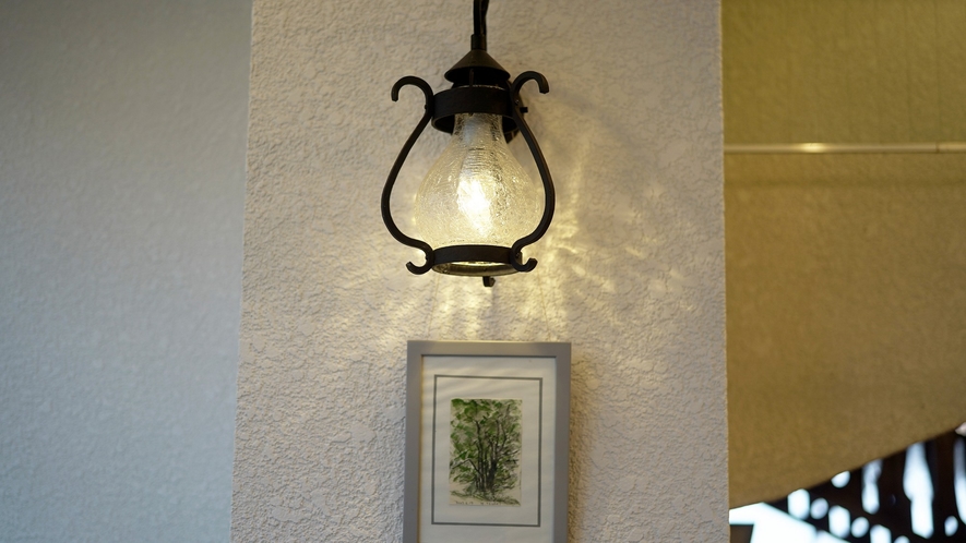 ロビーの壁ランプ。当館では様々なランプが彩ります。