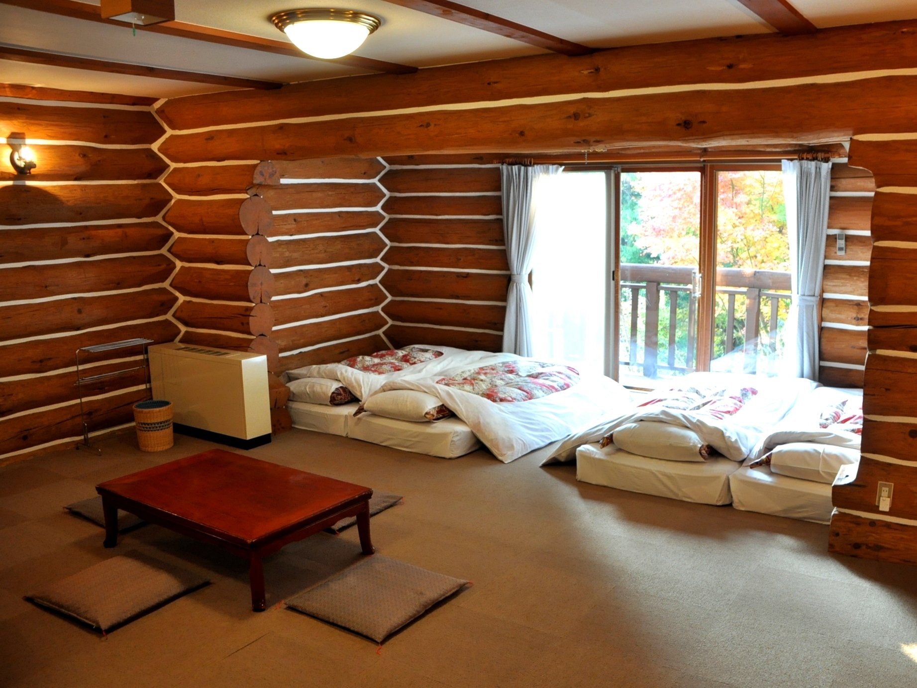【ログハウス1階】丸太のぬくもりを感じるログハウスのお部屋(バス・トイレ共同タイプ)