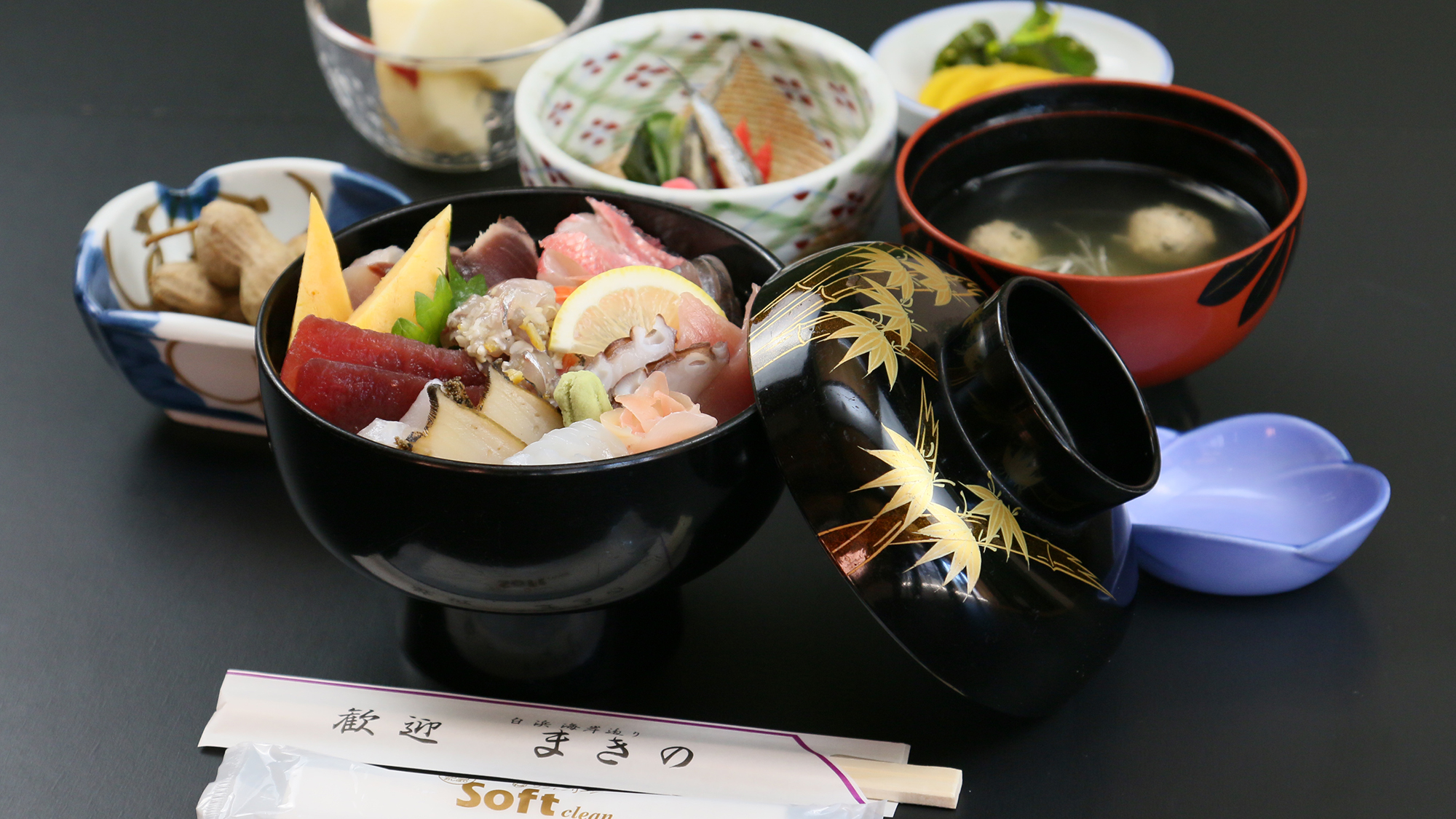 リーズナブルプランの海鮮丼　新鮮魚介が自慢