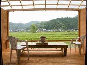 テラスでバーベキューも出来ます、屋根付きで雨の日も大丈夫です。