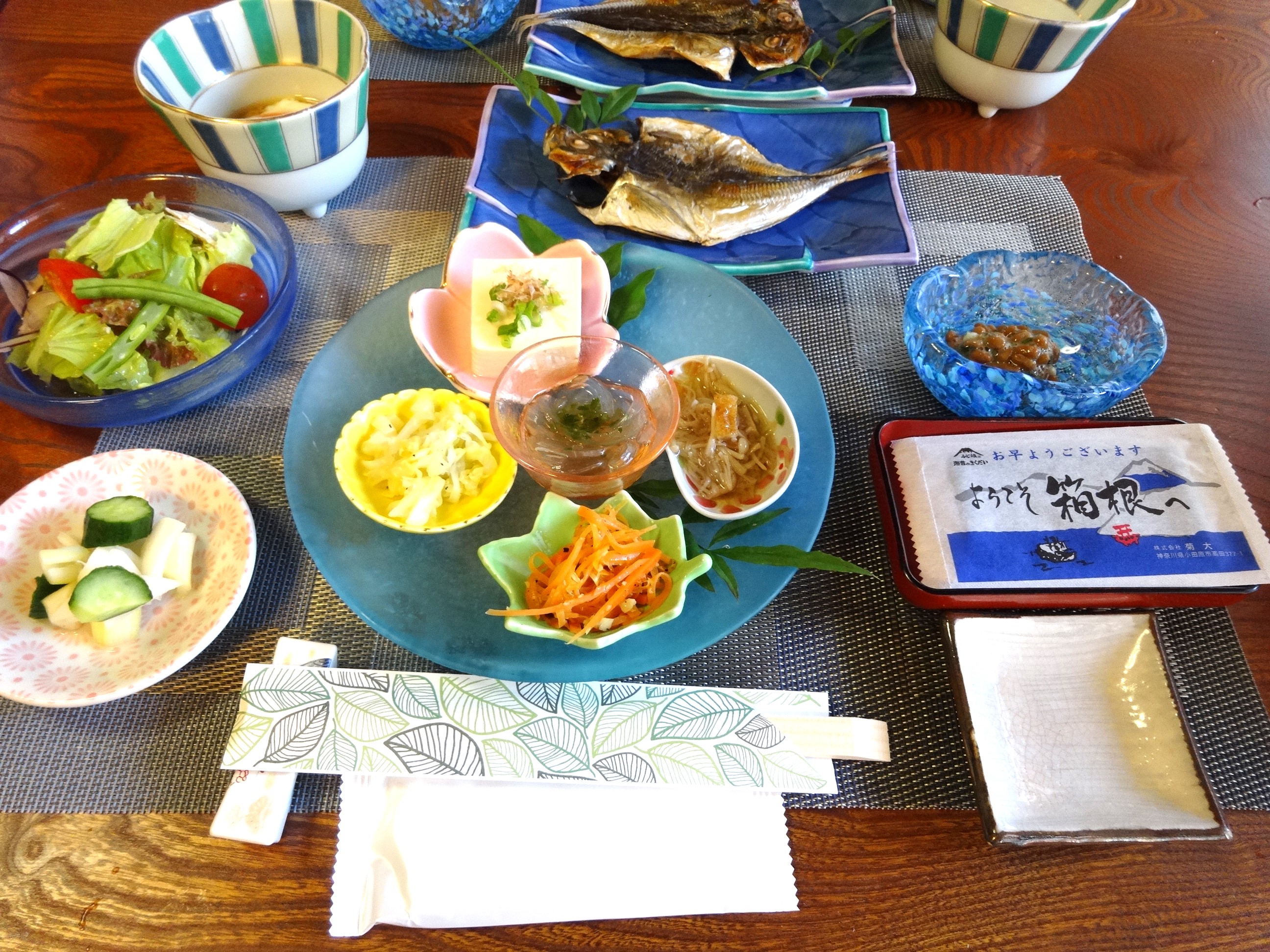 朝食　涼しげな彩りが夏を演出