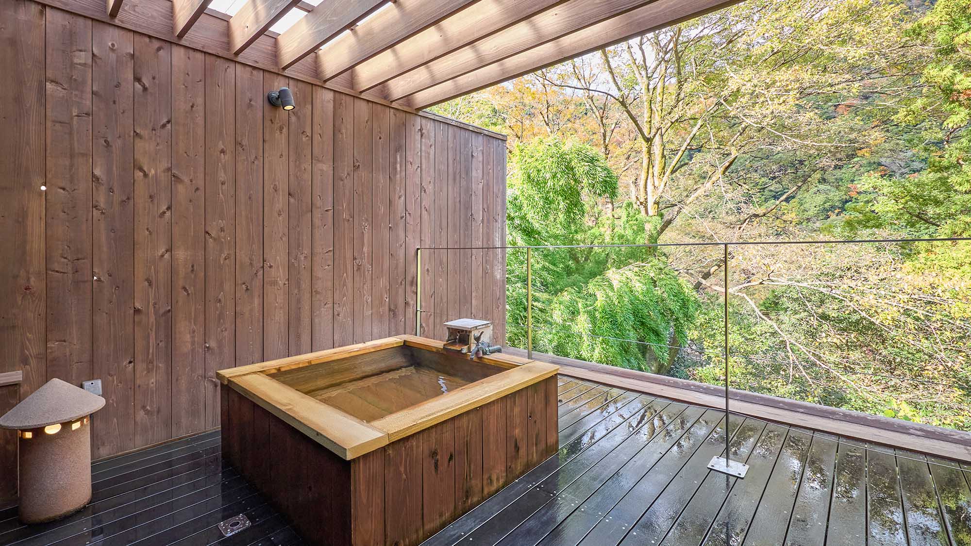 ・【琥珀（こはく）】崖の上に建つロケーション。その眺望と開放感は非日常へと誘ってくれるでしょう