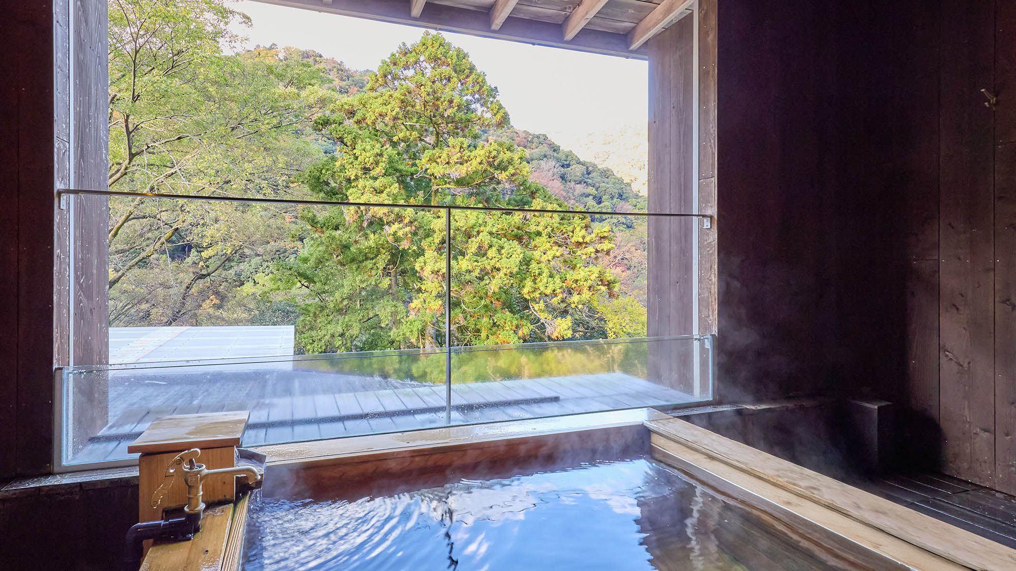・【蘇芳（すおう）】眺望と開放感に包まれて非日常の世界へ。至福の湯浴みを満喫しませんか