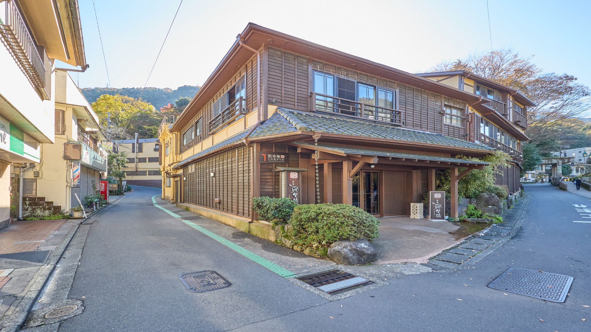 ・【道順1】駅から一号線に沿って箱根方面へちもと様を左折して温泉場に入り弥栄橋を渡って直進