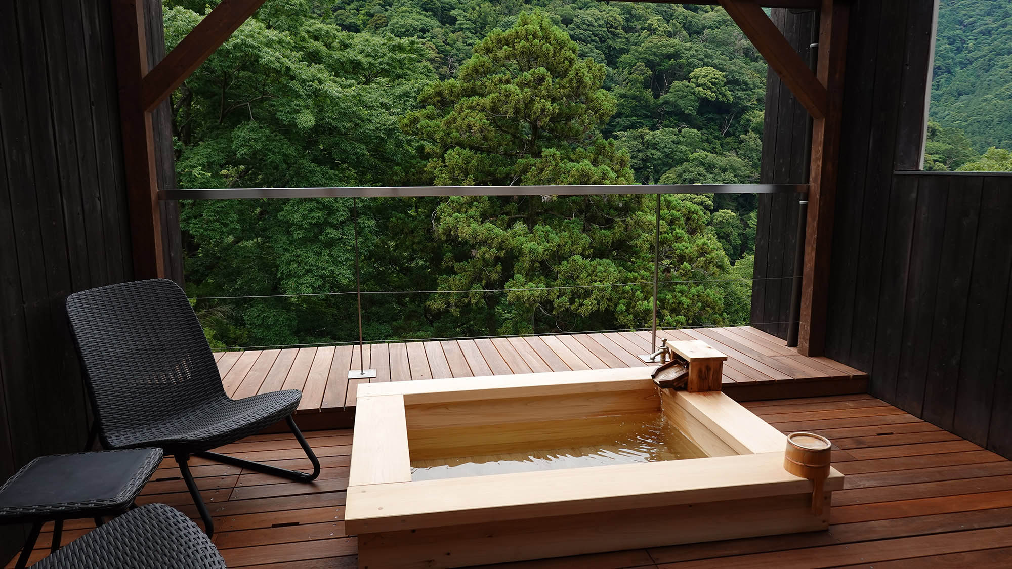 ・【萌黄（もえぎ）】澄んだ空気の中で時間を気にせずいつでも入れるテラス付き露天風呂