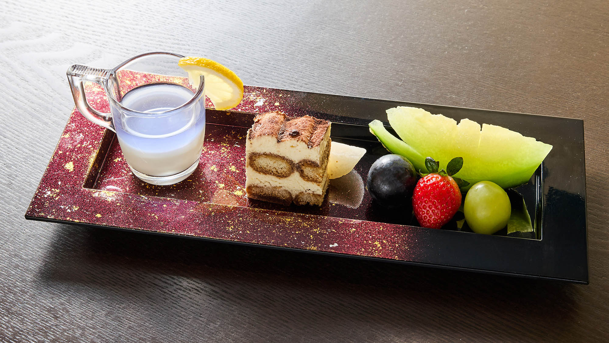 ・【夕食一例】フルーツとケーキのデザートプレート