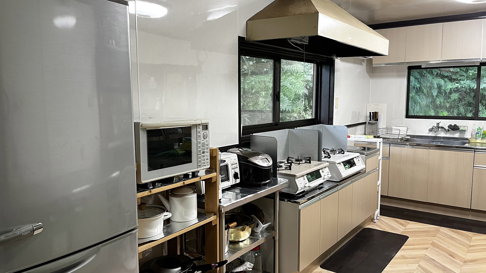 ・【キッチン】ガスコンロ4口、冷蔵庫、炊飯器、レンジ、トースター、ドリップ珈琲マシンなど設備も充実