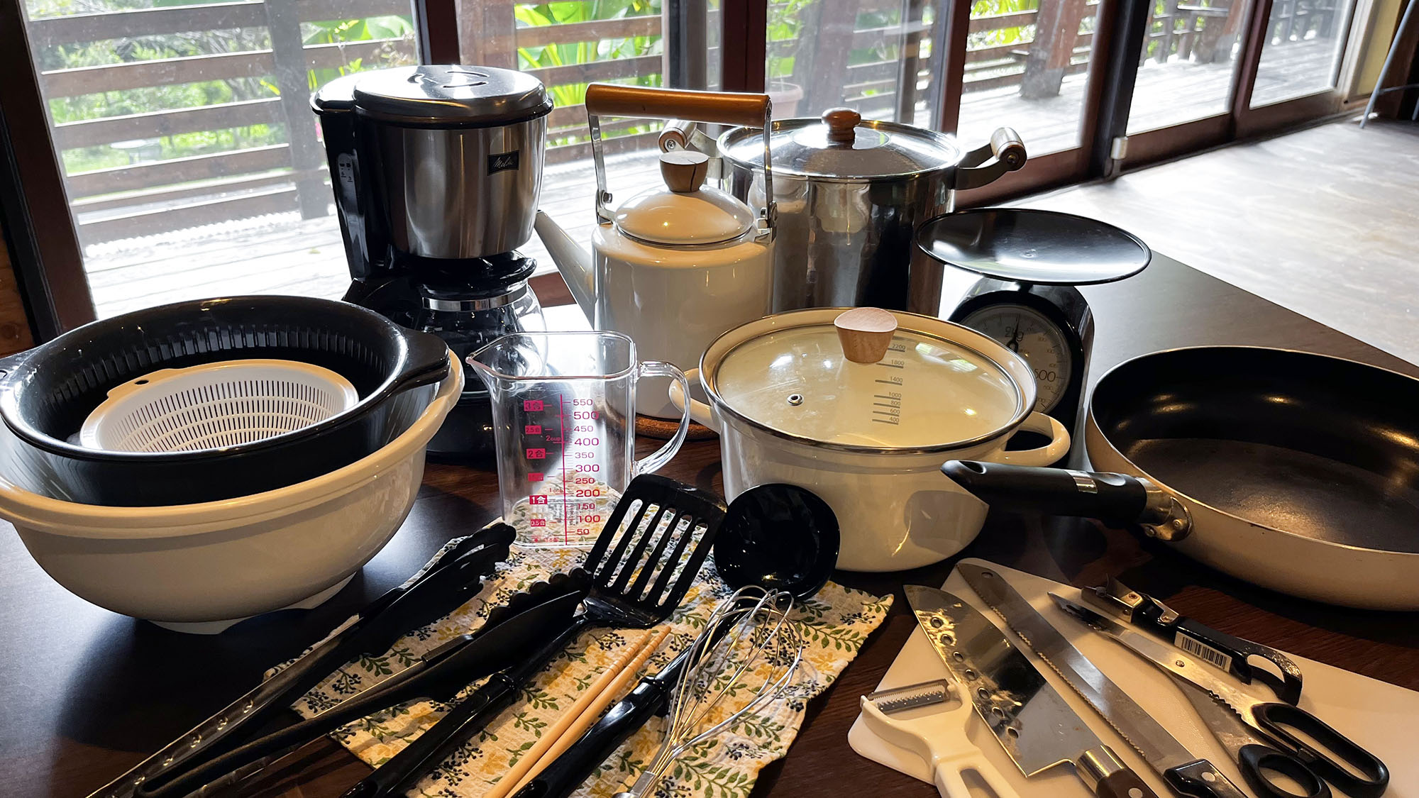 ・【キッチン】鍋、フライパン、やかんなどの基本的な調理器具を揃えております