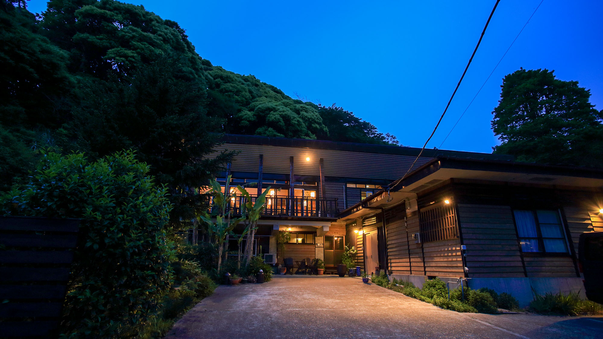 ・【外観】周りに民家や交通がなく、木々に囲まれた自然豊かな環境。人目を気にせずのんびりと過ごせます